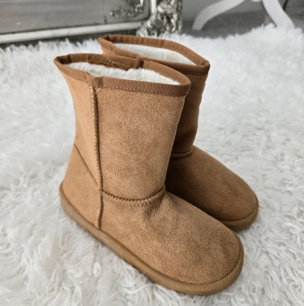 Fabkids Classic Fuzzy Boot. Size 2. New without tags.This style features a fau
